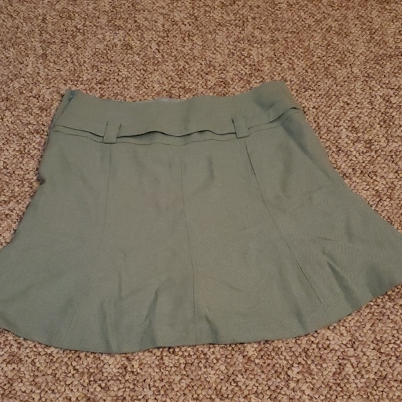 Like new Green H &M skirt - Picture 2 of 3